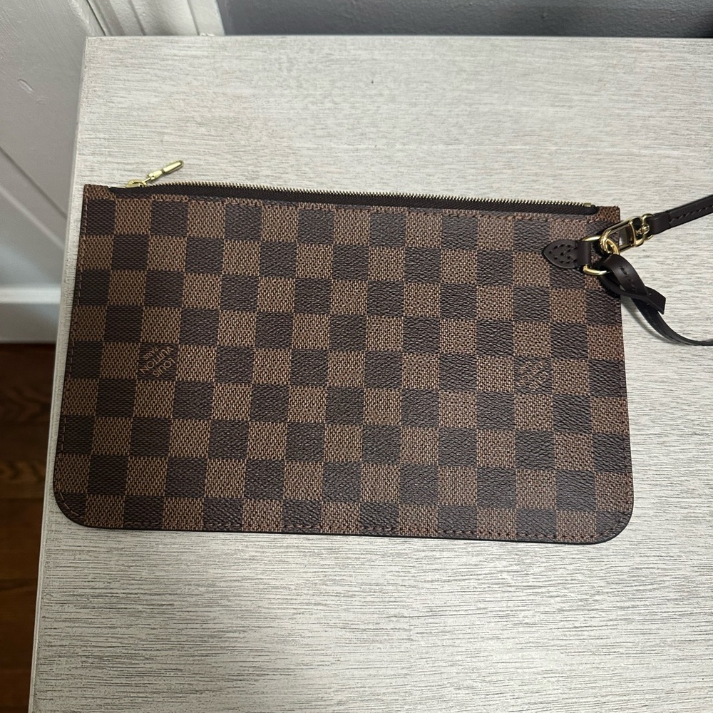 Louis Vuitton
Damier Ebene Neverfull Pouch
